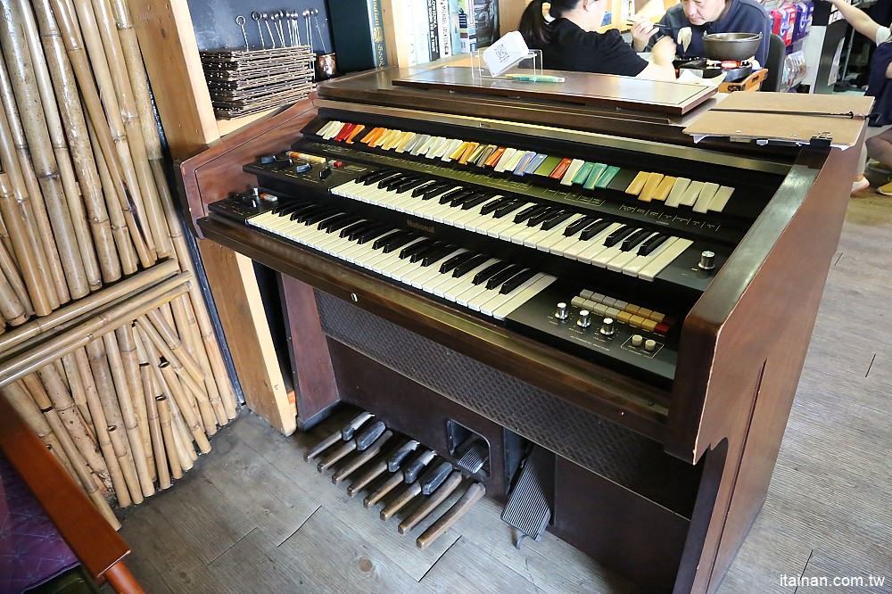 台南美食｜鐵木匠複合式餐廳~復古工業風秘密基地裡視覺與味覺的高CP值餐廳｜火鍋｜燉飯｜義大利麵 - 台南好Food遊