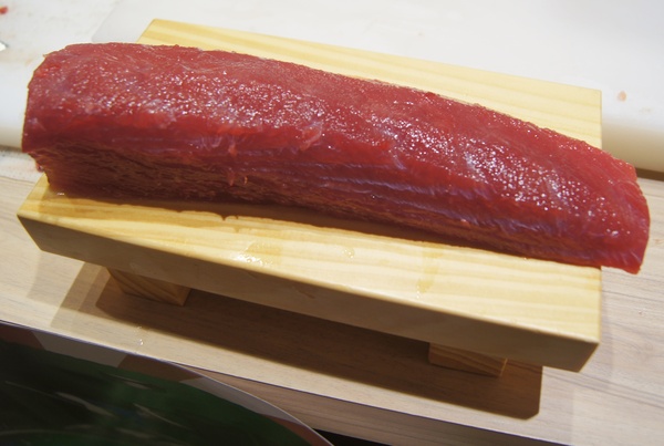 高雄 天晴迴轉壽司，精彩絕倫的鮪魚解體秀x頂級美味鮪魚大腹