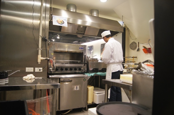 高雄 天晴迴轉壽司，精彩絕倫的鮪魚解體秀x頂級美味鮪魚大腹