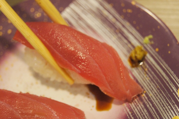 高雄 天晴迴轉壽司，精彩絕倫的鮪魚解體秀x頂級美味鮪魚大腹