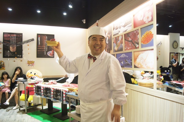 高雄 天晴迴轉壽司，精彩絕倫的鮪魚解體秀x頂級美味鮪魚大腹