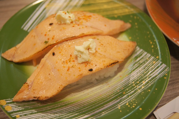 高雄 天晴迴轉壽司，精彩絕倫的鮪魚解體秀x頂級美味鮪魚大腹