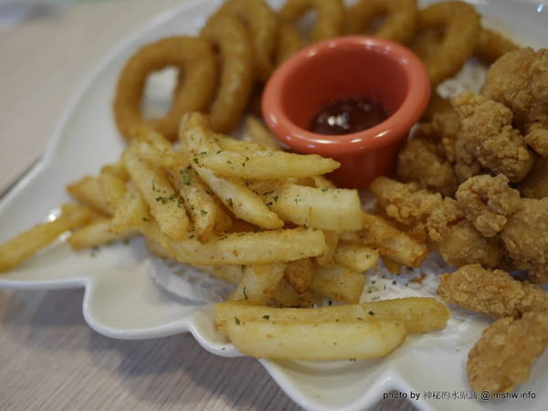 三隻小兔義式冰淇淋餐廳(台中老虎城店)：【食記】台中Three Little Bunnies GELATO RESTAURANT 三隻小兔義式冰淇淋餐廳-台中老虎城店@西屯老虎城-捷運BRT秋紅谷 : 用料實在, 健康取向的美味冰品! 糖尿病患者也可以安心吃