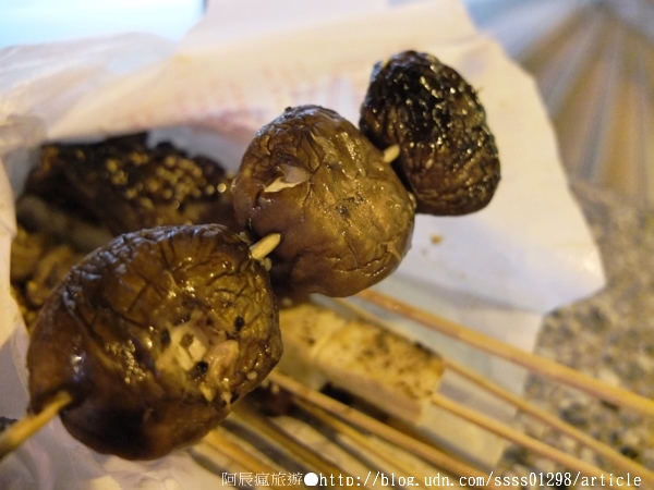 阿春古早味烤肉：【美食特搜。高雄鼓山區】阿春古早味烤肉。高雄捷運美食 西子灣站老舊烤肉攤車 燒烤串精心調味風味絕佳