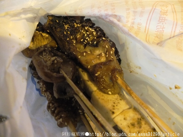 阿春古早味烤肉：【美食特搜。高雄鼓山區】阿春古早味烤肉。高雄捷運美食 西子灣站老舊烤肉攤車 燒烤串精心調味風味絕佳