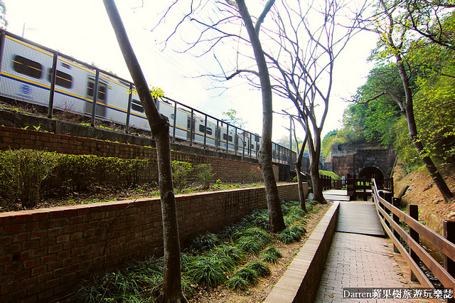 『苗栗旅遊景點』功維敘隧道★百年鐵道城牆隧道重現變身夢幻七彩隧道景點/貓貍山公園天熱消暑順遊好去處