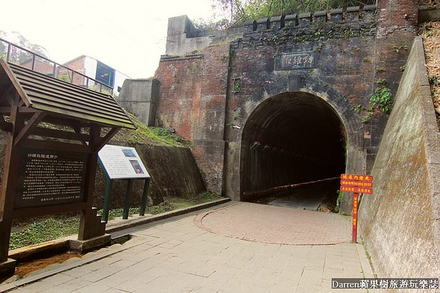 『苗栗旅遊景點』功維敘隧道★百年鐵道城牆隧道重現變身夢幻七彩隧道景點/貓貍山公園天熱消暑順遊好去處