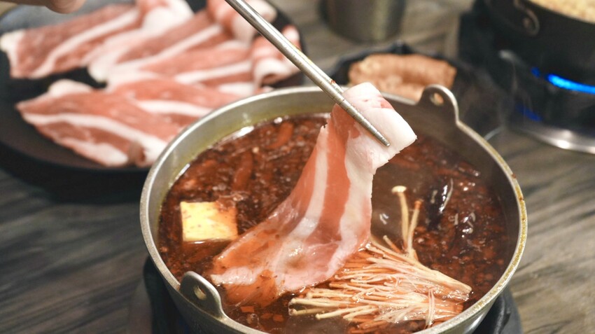 宜蘭火鍋吃到飽268元起！熊飽鍋物泰迪熊主題餐廳，必吃牛奶鍋和泰奶雪花冰。