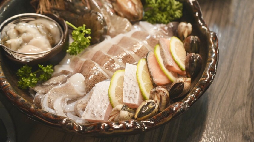 宜蘭火鍋吃到飽268元起！熊飽鍋物泰迪熊主題餐廳，必吃牛奶鍋和泰奶雪花冰。