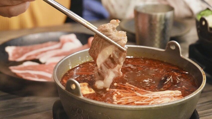 宜蘭火鍋吃到飽268元起！熊飽鍋物泰迪熊主題餐廳，必吃牛奶鍋和泰奶雪花冰。