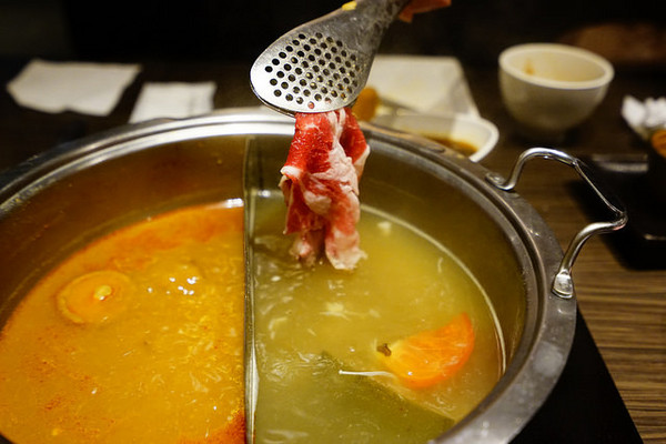 聚北海道昆布鍋(大墩店)：聚北海道昆布鍋(大墩店)-美食商大墩食衣2 樓-時尚現代空間-餐點一樣用心