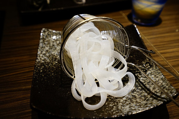 聚北海道昆布鍋(大墩店)：聚北海道昆布鍋(大墩店)-美食商大墩食衣2 樓-時尚現代空間-餐點一樣用心