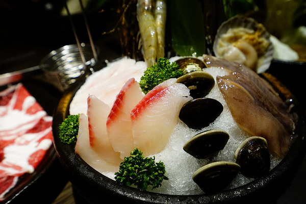 聚北海道昆布鍋(大墩店)：聚北海道昆布鍋(大墩店)-美食商大墩食衣2 樓-時尚現代空間-餐點一樣用心