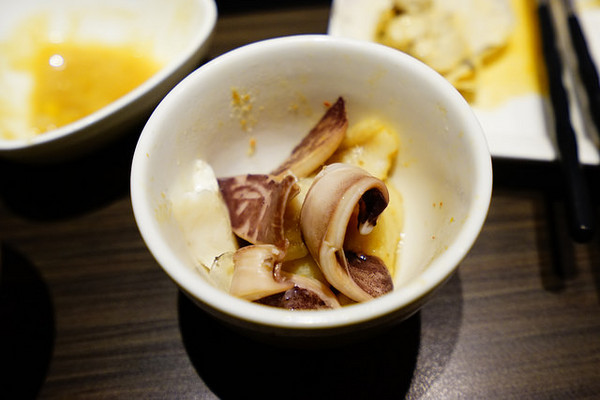 聚北海道昆布鍋(大墩店)：聚北海道昆布鍋(大墩店)-美食商大墩食衣2 樓-時尚現代空間-餐點一樣用心