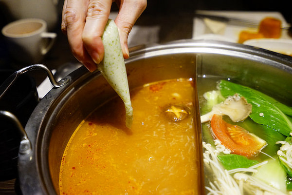 聚北海道昆布鍋(大墩店)：聚北海道昆布鍋(大墩店)-美食商大墩食衣2 樓-時尚現代空間-餐點一樣用心