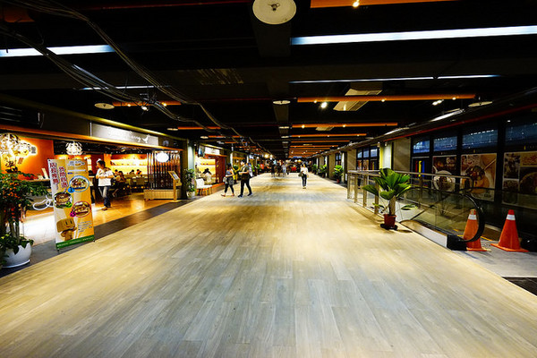 聚北海道昆布鍋(大墩店)：聚北海道昆布鍋(大墩店)-美食商大墩食衣2 樓-時尚現代空間-餐點一樣用心