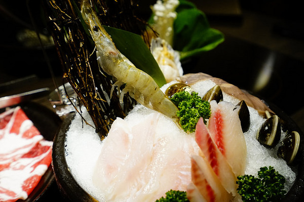 聚北海道昆布鍋(大墩店)：聚北海道昆布鍋(大墩店)-美食商大墩食衣2 樓-時尚現代空間-餐點一樣用心