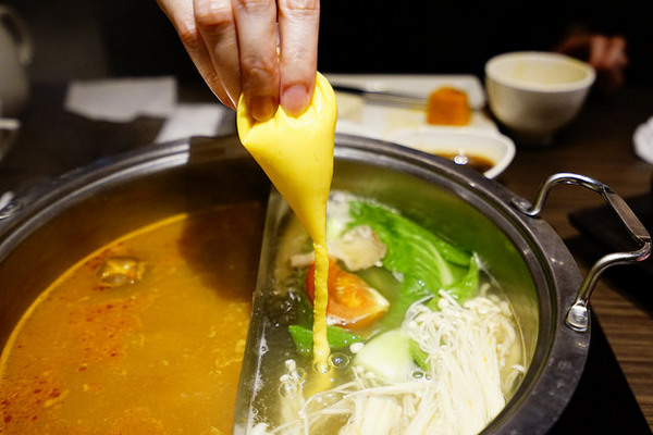 聚北海道昆布鍋(大墩店)：聚北海道昆布鍋(大墩店)-美食商大墩食衣2 樓-時尚現代空間-餐點一樣用心