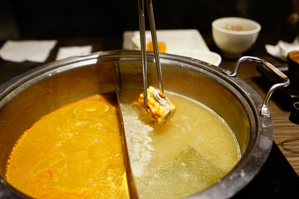 聚北海道昆布鍋(大墩店)：聚北海道昆布鍋(大墩店)-美食商大墩食衣2 樓-時尚現代空間-餐點一樣用心