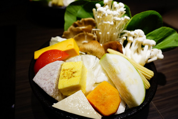 聚北海道昆布鍋(大墩店)：聚北海道昆布鍋(大墩店)-美食商大墩食衣2 樓-時尚現代空間-餐點一樣用心