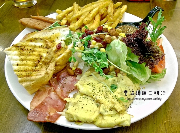 豐滿咖啡．早午餐：【新北市板橋區/食記】人氣紅不讓, 超大份量平價台北板橋早午餐 / 咖啡下午茶 ✿✿ 豐滿總匯三明治 ✿✿