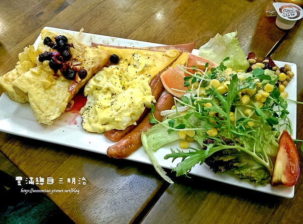 豐滿咖啡．早午餐：【新北市板橋區/食記】人氣紅不讓, 超大份量平價台北板橋早午餐 / 咖啡下午茶 ✿✿ 豐滿總匯三明治 ✿✿