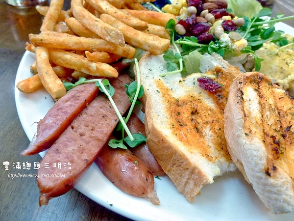 豐滿咖啡．早午餐：【新北市板橋區/食記】人氣紅不讓, 超大份量平價台北板橋早午餐 / 咖啡下午茶 ✿✿ 豐滿總匯三明治 ✿✿