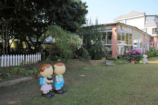 悅來居莊園落羽松：【嘉義民雄景點】悅來居莊園~白色唯美夢幻小木屋，一整排草原落羽松盡情美拍