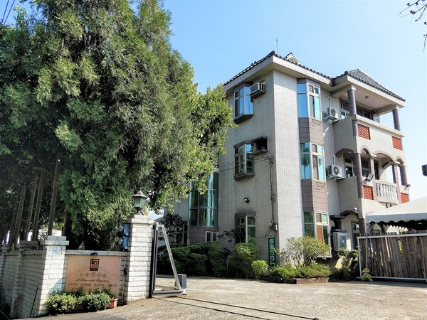 悅來居莊園落羽松：【嘉義民雄景點】悅來居莊園~白色唯美夢幻小木屋，一整排草原落羽松盡情美拍