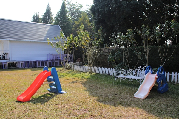 悅來居莊園落羽松：【嘉義民雄景點】悅來居莊園~白色唯美夢幻小木屋，一整排草原落羽松盡情美拍