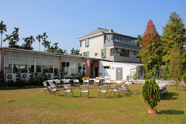 悅來居莊園落羽松：【嘉義民雄景點】悅來居莊園~白色唯美夢幻小木屋，一整排草原落羽松盡情美拍