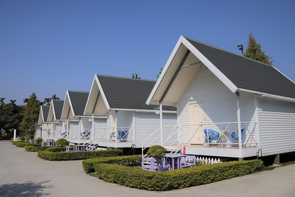 悅來居莊園落羽松：【嘉義民雄景點】悅來居莊園~白色唯美夢幻小木屋，一整排草原落羽松盡情美拍