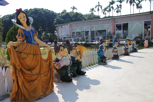 悅來居莊園落羽松：【嘉義民雄景點】悅來居莊園~白色唯美夢幻小木屋，一整排草原落羽松盡情美拍