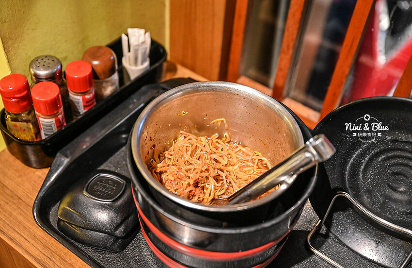 每日12小時熬煮拉麵湯頭,肉盛拉麵滿滿厚切叉燒肉,還有季節限定泡系拉麵 -妮妮布魯