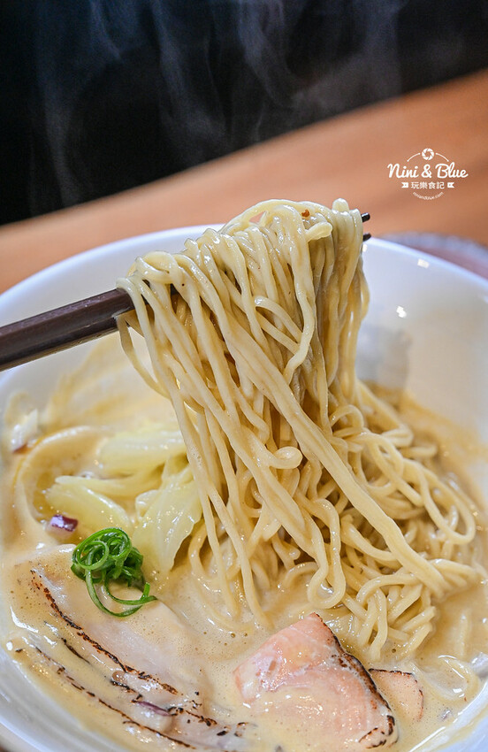 每日12小時熬煮拉麵湯頭,肉盛拉麵滿滿厚切叉燒肉,還有季節限定泡系拉麵 -妮妮布魯