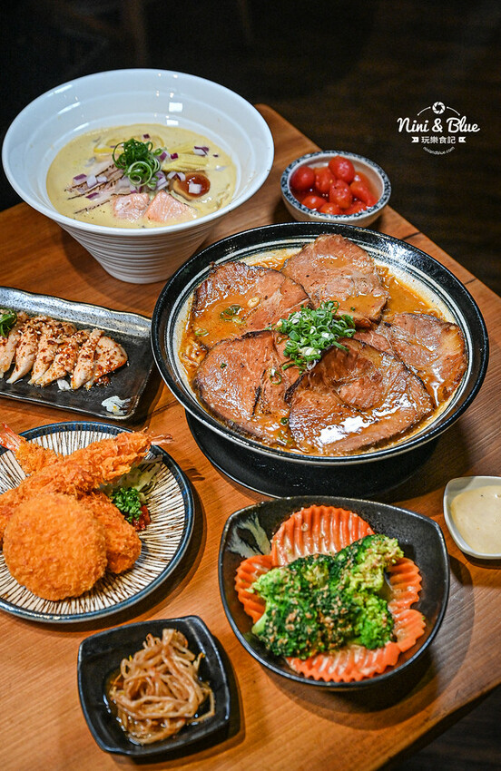 每日12小時熬煮拉麵湯頭,肉盛拉麵滿滿厚切叉燒肉,還有季節限定泡系拉麵 -妮妮布魯
