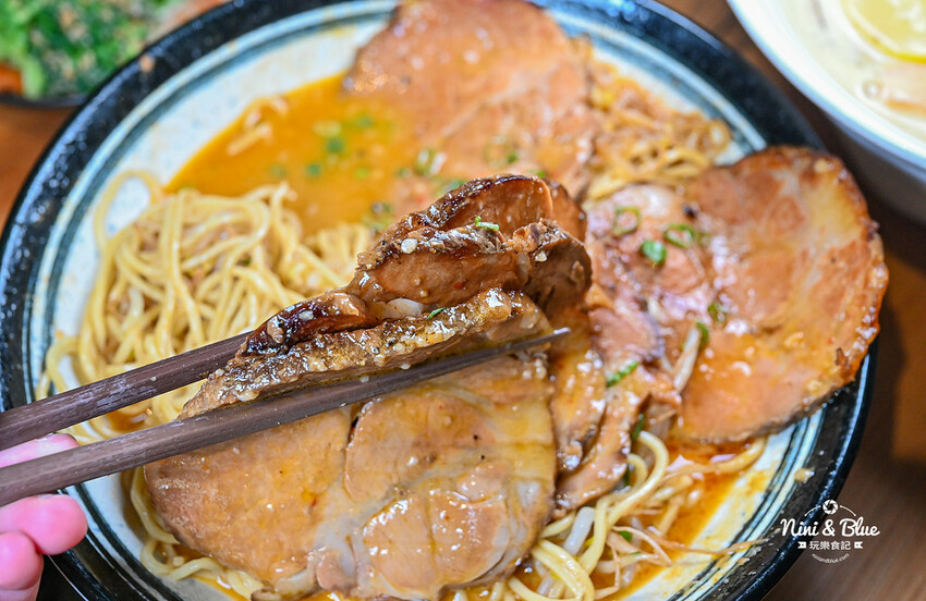 每日12小時熬煮拉麵湯頭,肉盛拉麵滿滿厚切叉燒肉,還有季節限定泡系拉麵 -妮妮布魯