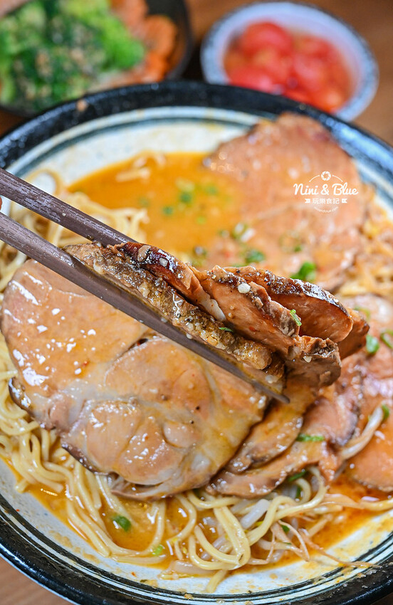 每日12小時熬煮拉麵湯頭,肉盛拉麵滿滿厚切叉燒肉,還有季節限定泡系拉麵 -妮妮布魯