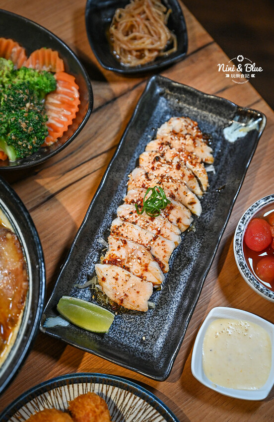 每日12小時熬煮拉麵湯頭,肉盛拉麵滿滿厚切叉燒肉,還有季節限定泡系拉麵 -妮妮布魯