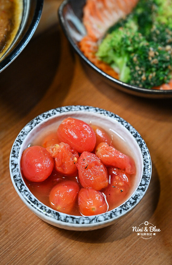 每日12小時熬煮拉麵湯頭,肉盛拉麵滿滿厚切叉燒肉,還有季節限定泡系拉麵 -妮妮布魯