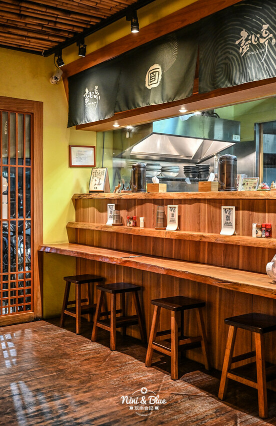 每日12小時熬煮拉麵湯頭,肉盛拉麵滿滿厚切叉燒肉,還有季節限定泡系拉麵 -妮妮布魯