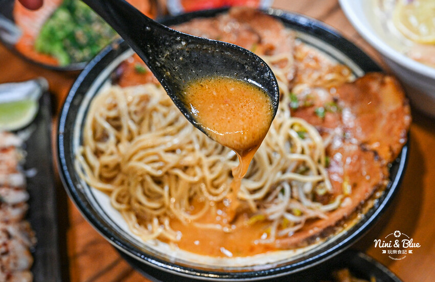 每日12小時熬煮拉麵湯頭,肉盛拉麵滿滿厚切叉燒肉,還有季節限定泡系拉麵 -妮妮布魯