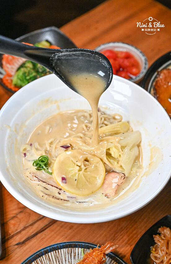 每日12小時熬煮拉麵湯頭,肉盛拉麵滿滿厚切叉燒肉,還有季節限定泡系拉麵 -妮妮布魯