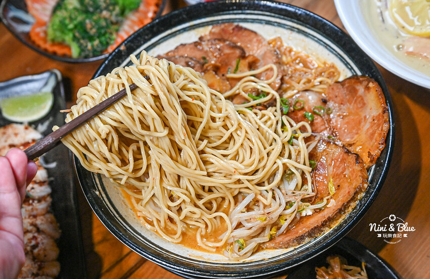 每日12小時熬煮拉麵湯頭,肉盛拉麵滿滿厚切叉燒肉,還有季節限定泡系拉麵 -妮妮布魯