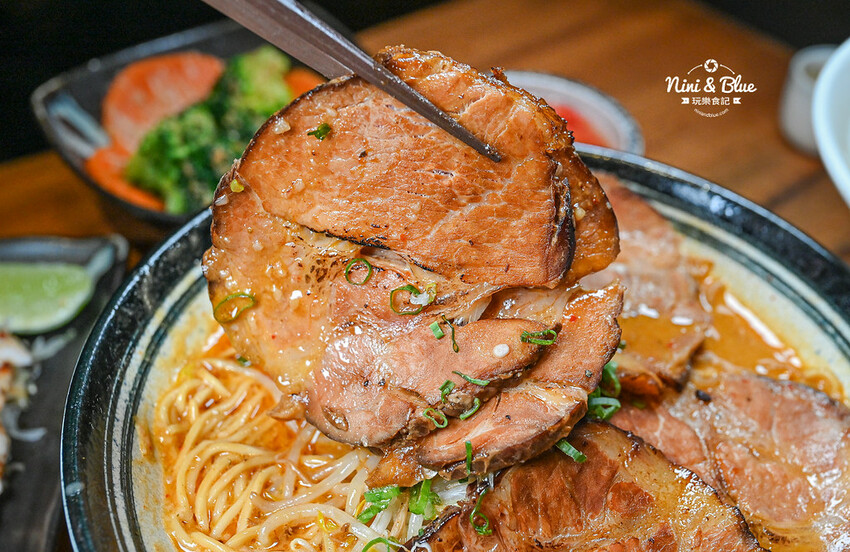 每日12小時熬煮拉麵湯頭,肉盛拉麵滿滿厚切叉燒肉,還有季節限定泡系拉麵 -妮妮布魯