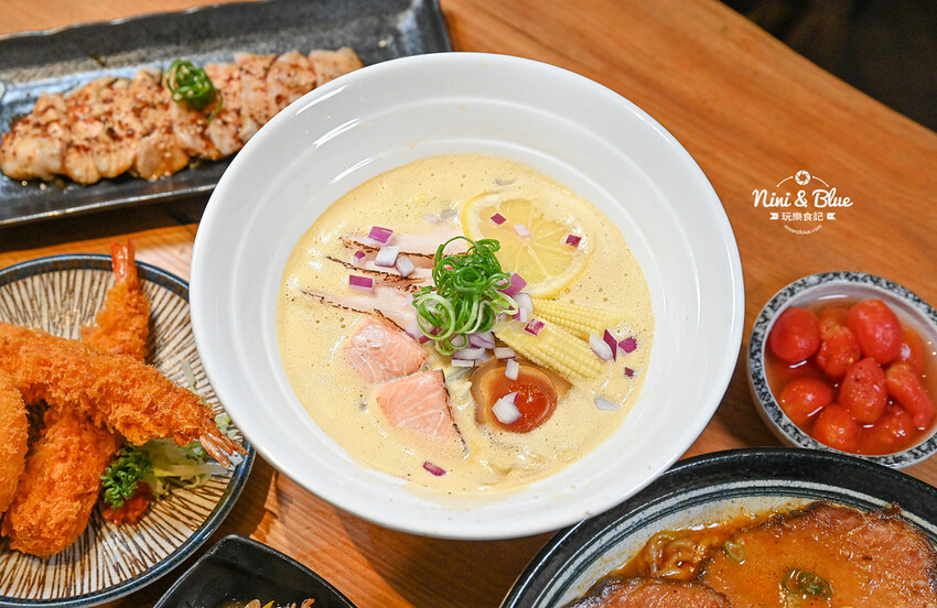 每日12小時熬煮拉麵湯頭,肉盛拉麵滿滿厚切叉燒肉,還有季節限定泡系拉麵 -妮妮布魯