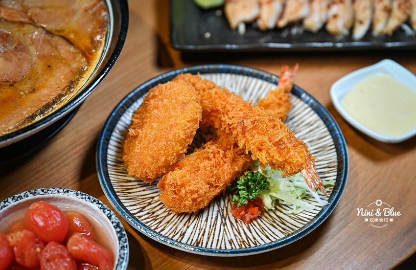 每日12小時熬煮拉麵湯頭,肉盛拉麵滿滿厚切叉燒肉,還有季節限定泡系拉麵 -妮妮布魯