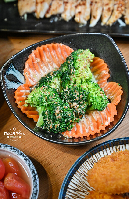 每日12小時熬煮拉麵湯頭,肉盛拉麵滿滿厚切叉燒肉,還有季節限定泡系拉麵 -妮妮布魯