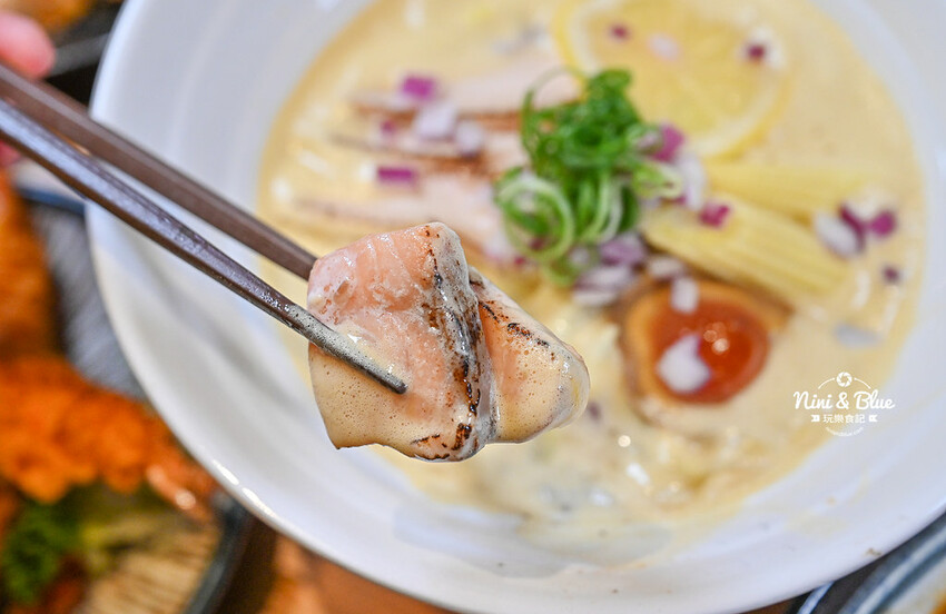 每日12小時熬煮拉麵湯頭,肉盛拉麵滿滿厚切叉燒肉,還有季節限定泡系拉麵 -妮妮布魯