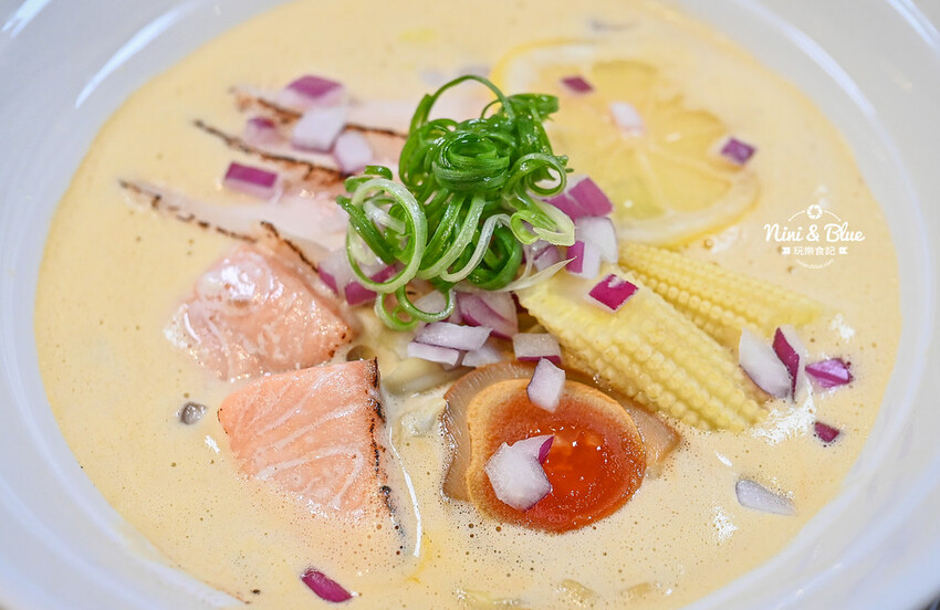 每日12小時熬煮拉麵湯頭,肉盛拉麵滿滿厚切叉燒肉,還有季節限定泡系拉麵 -妮妮布魯